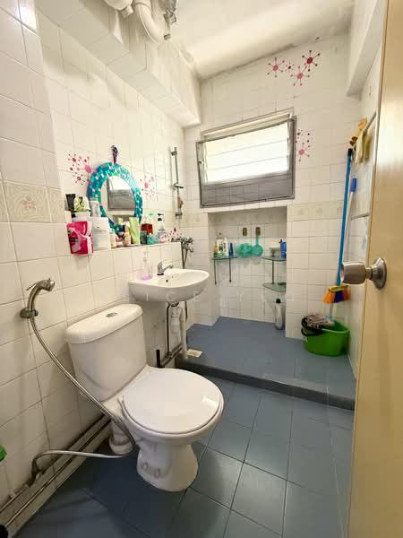 360 Woodlands Avenue 5 HDB Flat For Sale at S$ 898,000 | PropertyGuru Singapore - Common Bathroom