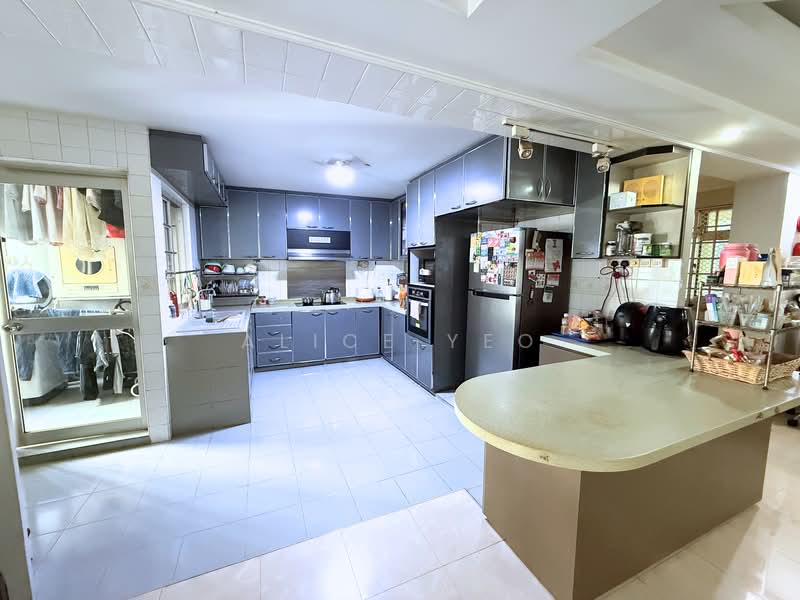 360 Woodlands Avenue 5 HDB Flat For Sale at S$ 898,000 | PropertyGuru Singapore - Kitchen
