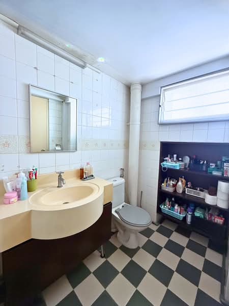 360 Woodlands Avenue 5 HDB Flat For Sale at S$ 898,000 | PropertyGuru Singapore - Master Bathroom