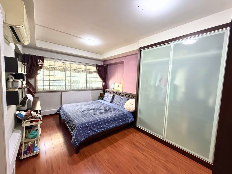 360 Woodlands Avenue 5 HDB Flat For Sale at S$ 898,000 | PropertyGuru Singapore - Master Bedroom
