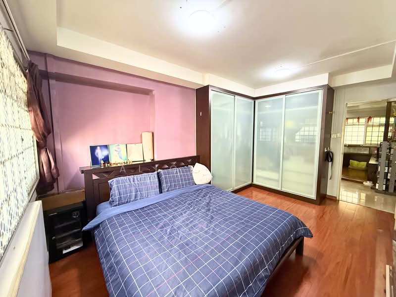360 Woodlands Avenue 5 HDB Flat For Sale at S$ 898,000 | PropertyGuru Singapore - Master Bedroom