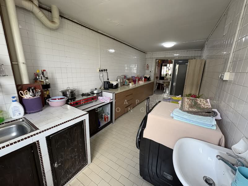 146 Woodlands Street 13 HDB Flat For Sale at S$ 550,000 | PropertyGuru Singapore - Kitchen