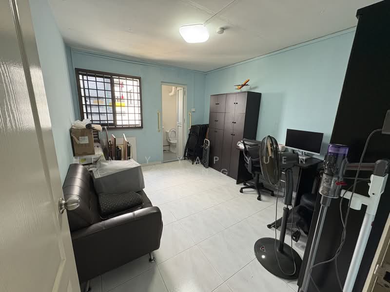 146 Woodlands Street 13 HDB Flat For Sale at S$ 550,000 | PropertyGuru Singapore - Living Room