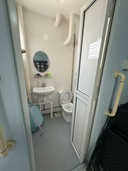 146 Woodlands Street 13 HDB Flat For Sale at S$ 550,000 | PropertyGuru Singapore - Bathroom