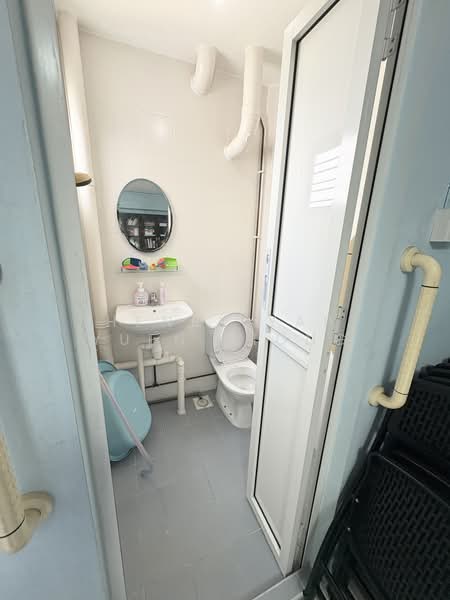 146 Woodlands Street 13, 146 Woodlands Street 13, 3 Bedrooms, 1,001 sqft, HDB Flat For Sale, by Henry Yap Yuen Siong, 500090446 - Bathroom - PropertyGuru.com.sg