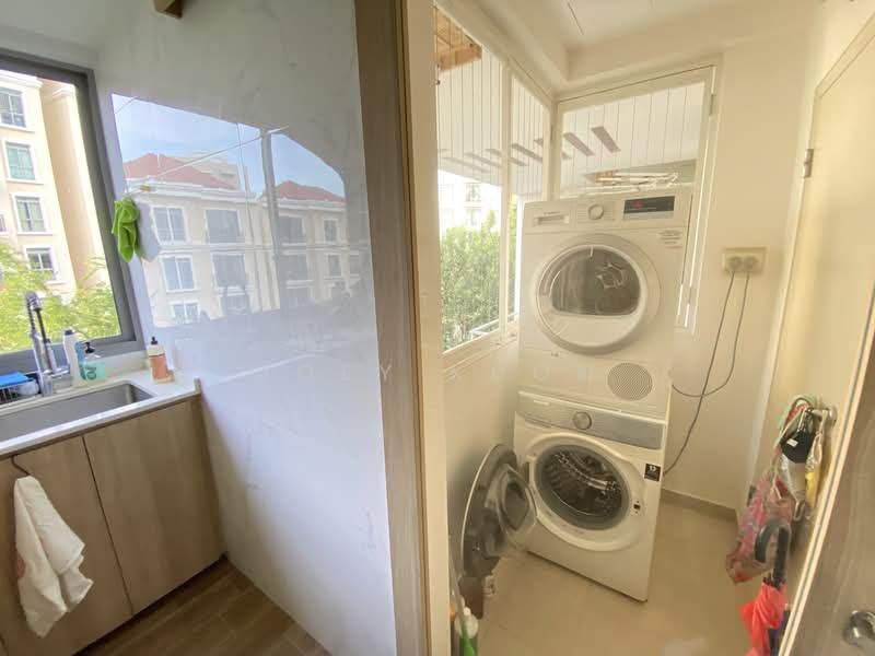 Waterford Residence Condominium For Sale at S$ 2,300,000 | PropertyGuru Singapore - Yard area