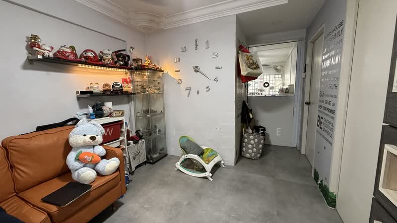 242 Hougang Street 22 HDB Flat For Sale at S$ 468,000 | PropertyGuru Singapore - Living Room