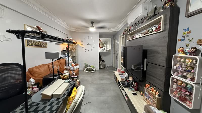 242 Hougang Street 22 HDB Flat For Sale at S$ 468,000 | PropertyGuru Singapore - Living Room