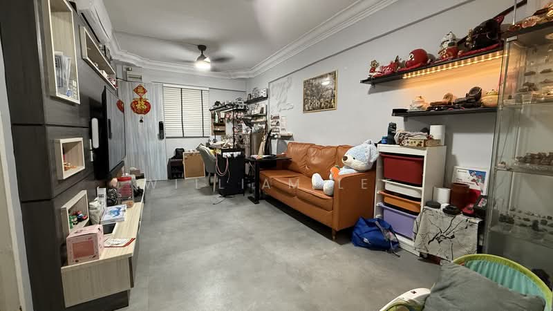 242 Hougang Street 22 HDB Flat For Sale at S$ 468,000 | PropertyGuru Singapore - Living Room