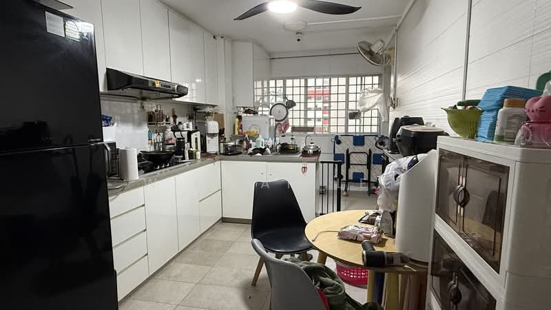 242 Hougang Street 22 HDB Flat For Sale at S$ 468,000 | PropertyGuru Singapore - Kitchen