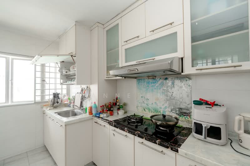 178 Woodlands Street 13 HDB Flat For Sale at S$ 638,888 | PropertyGuru Singapore - Kitchen