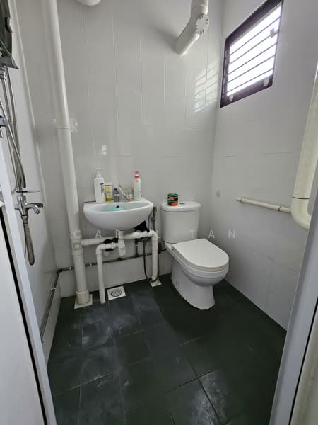 443 Ang Mo Kio Avenue 10 HDB Flat For Sale at S$ 488,000 | PropertyGuru Singapore - Bathroom
