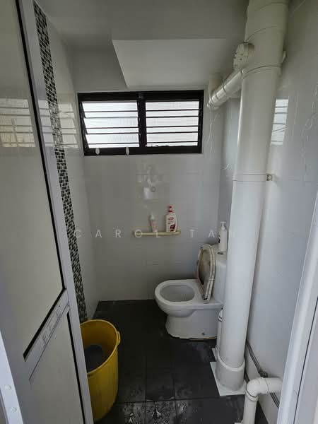 443 Ang Mo Kio Avenue 10 HDB Flat For Sale at S$ 488,000 | PropertyGuru Singapore - Bathroom