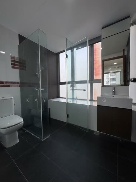 The Parc Condominium, 15 West Coast Walk, 2 Bedrooms, 980 sqft, Condominium For Rent, by Kayla Wong, 500090593 - Bathroom - PropertyGuru.com.sg