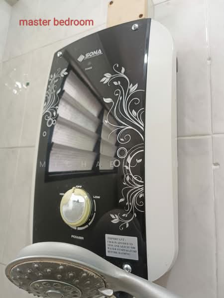 252 Bukit Batok East Avenue 5 HDB Flat For Sale at S$ 418,000 | PropertyGuru Singapore - Master Bedroom