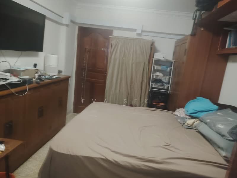 131 Ang Mo Kio Avenue 3 HDB Flat For Sale at S$ 680,000 | PropertyGuru Singapore - Master bedroom