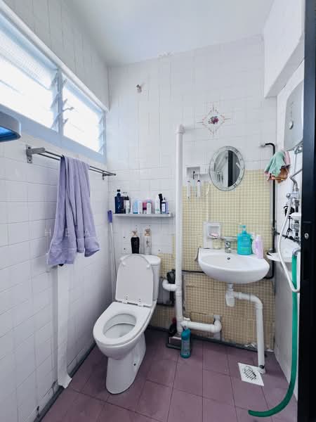 224 Bukit Batok Street 21 HDB Flat For Sale at S$ 558,000 | PropertyGuru Singapore - Bathroom