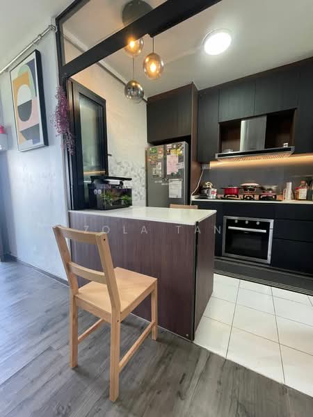 513 Wellington Circle HDB Flat For Sale at S$ 350,000 | PropertyGuru Singapore - Kitchen