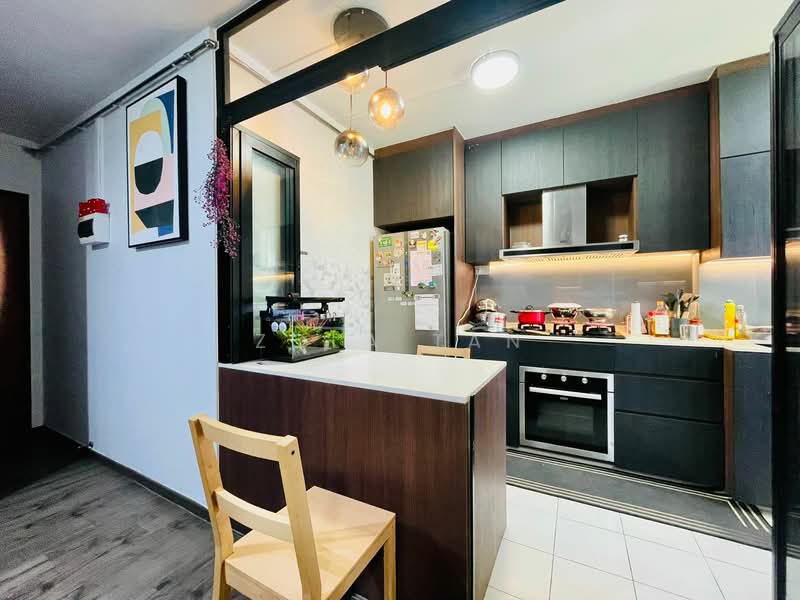 513 Wellington Circle HDB Flat For Sale at S$ 350,000 | PropertyGuru Singapore - Kitchen