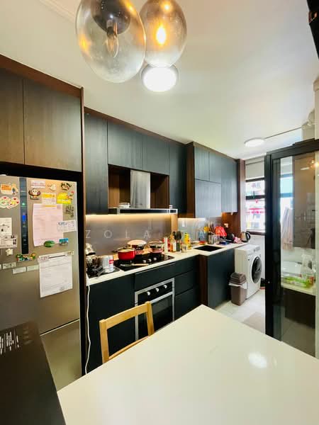 513 Wellington Circle HDB Flat For Sale at S$ 350,000 | PropertyGuru Singapore - Kitchen