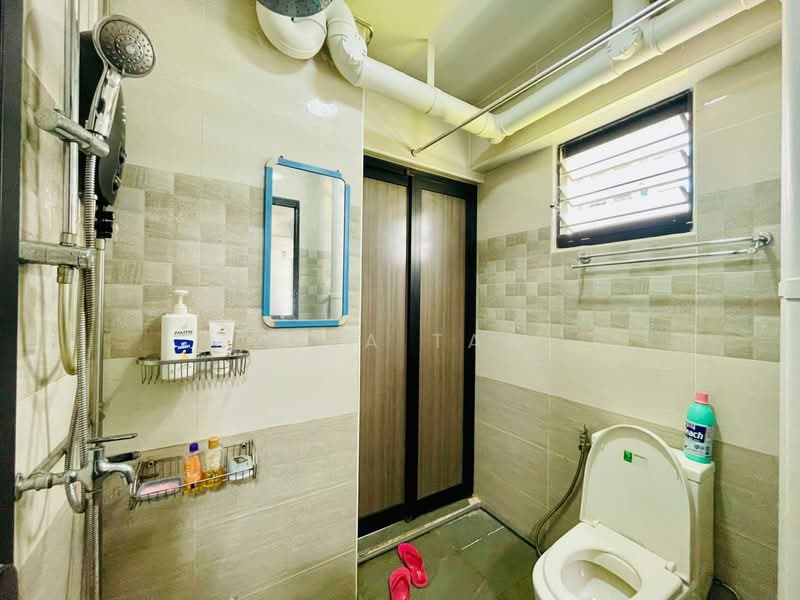 513 Wellington Circle HDB Flat For Sale at S$ 350,000 | PropertyGuru Singapore - Bathroom
