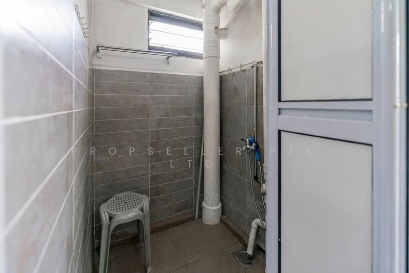 15 Hougang Avenue 3 HDB Flat For Sale at S$ 440,000 | PropertyGuru Singapore - Bathroom