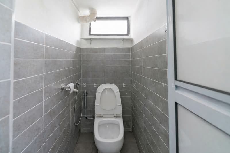 15 Hougang Avenue 3 HDB Flat For Sale at S$ 440,000 | PropertyGuru Singapore - Bathroom