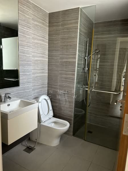 Kovan Regency, 42 Kovan Rise, 3 Bedrooms, 1,055 sqft, Condominium For Rent, by Jennifer Chew, 500090659 - Master Bathroom - PropertyGuru.com.sg