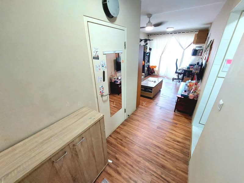 780B Woodlands Crescent HDB Flat For Sale at S$ 380,000 | PropertyGuru Singapore - Living Room photo 2 from main door