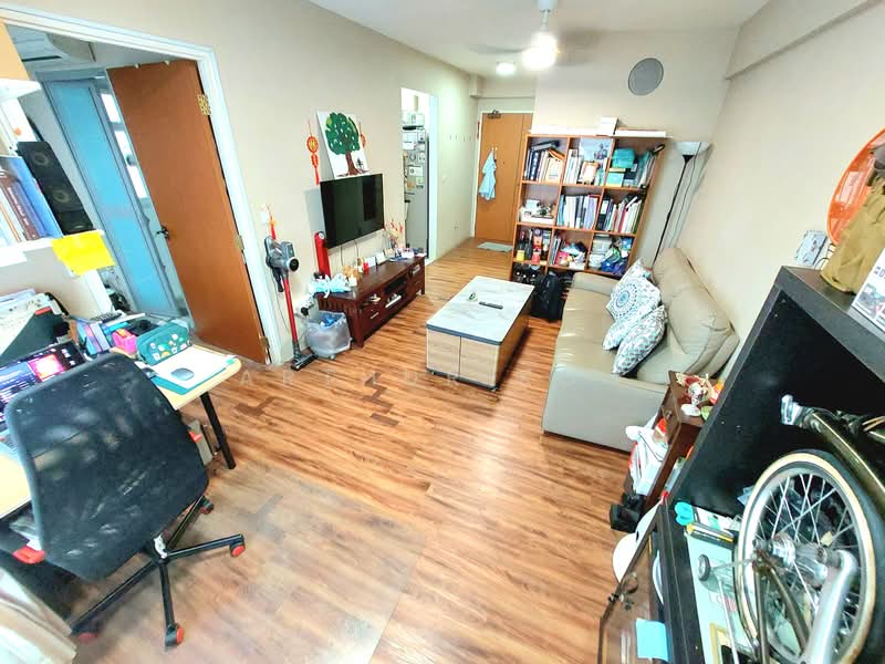 780B Woodlands Crescent HDB Flat For Sale at S$ 380,000 | PropertyGuru Singapore - Living room photo 1