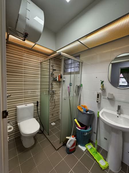 441B Bukit Batok West Avenue 8 HDB Flat For Sale at S$ 799,000 | PropertyGuru Singapore - Common Bathroom