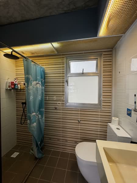 441B Bukit Batok West Avenue 8 HDB Flat For Sale at S$ 799,000 | PropertyGuru Singapore - Master Bathroom