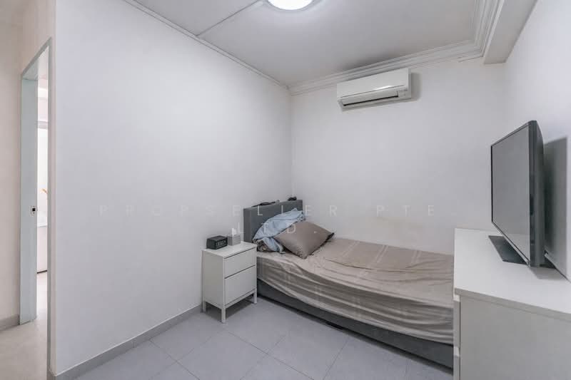 242 Pasir Ris Street 21 HDB Flat For Sale at S$ 840,000 | PropertyGuru Singapore - Bedroom