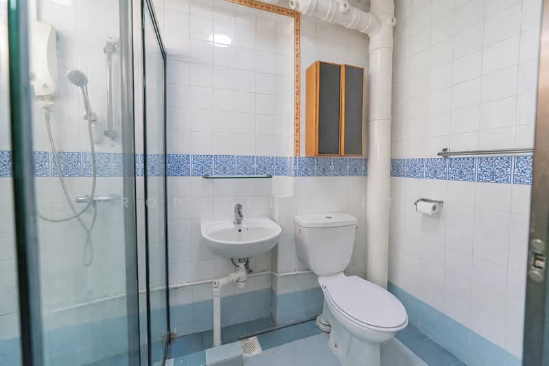 242 Pasir Ris Street 21 HDB Flat For Sale at S$ 840,000 | PropertyGuru Singapore - Bathroom