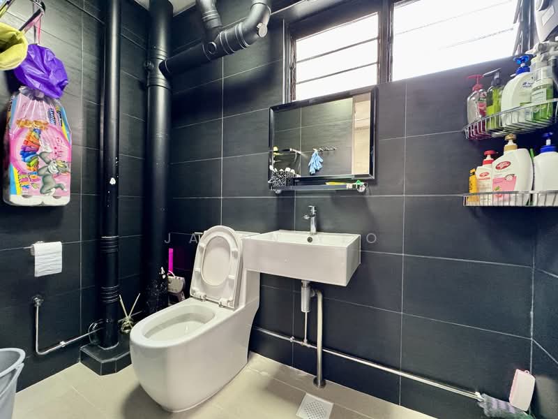 249 Hougang Avenue 3 HDB Flat For Sale at S$ 718,888 | PropertyGuru Singapore - Bathroom