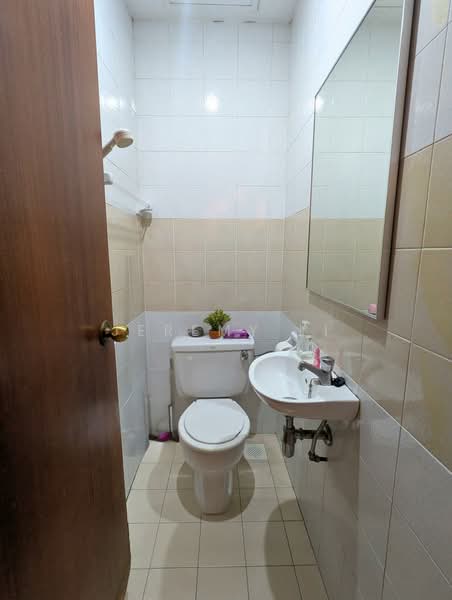 Dover Parkview Condominium For Sale at S$ 1,450,000 | PropertyGuru Singapore - Bathroom