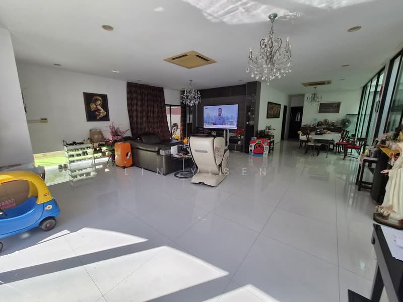D15 Haigsville Drive Semi-D Huge Land Size! Call 9444.4449!, Haigsville Drive,Haig Road, Dunman,Katong,Joo Chiat,Paya Lebar, Eunos,Mountbatten,Changi Road,Goodman Road, 7 Bedrooms, 4,474 sqft, Semi-Detached House For Sale, by Lin Yisen, 500090874 - Bright Spacious Living Room - PropertyGuru.com.sg