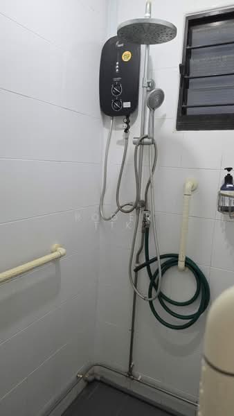 405 Tampines Street 41, 405 Tampines Street 41, Room Rental, 160 sqft, HDB Flat For Rent, by Roger TTK, 500090881 - Bathroom - PropertyGuru.com.sg