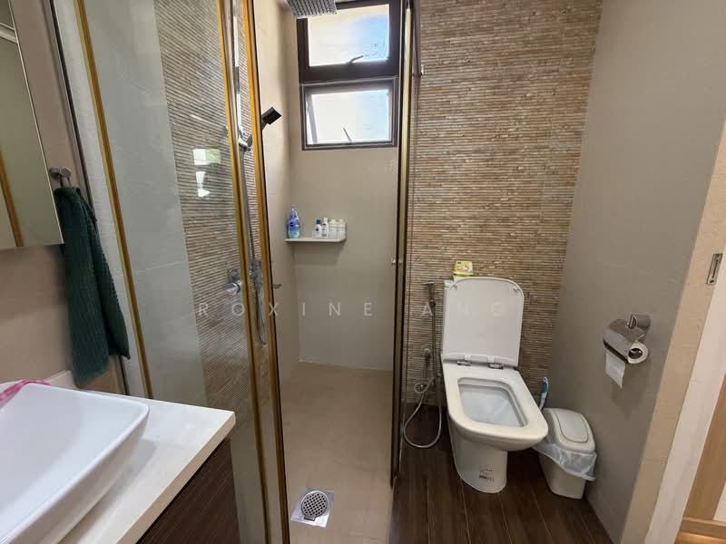 Seletaris Condominium For Sale at S$ 1,900,000 | PropertyGuru Singapore - Master Bathroom