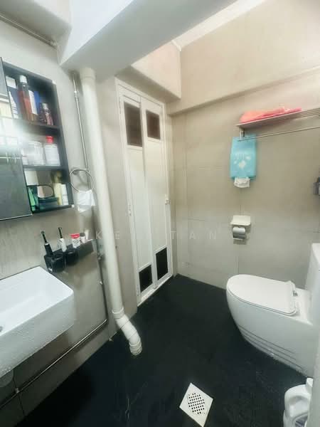 264 Waterloo Street HDB Flat For Sale at S$ 668,000 | PropertyGuru Singapore - Bathroom