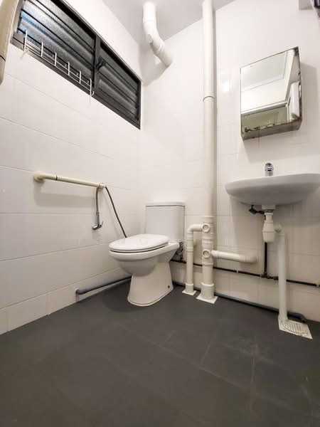 337 Hougang Avenue 7 HDB Flat For Sale at S$ 580,000 | PropertyGuru Singapore - Bathroom