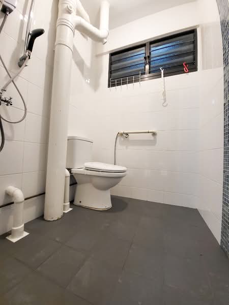 337 Hougang Avenue 7 HDB Flat For Sale at S$ 580,000 | PropertyGuru Singapore - Bathroom