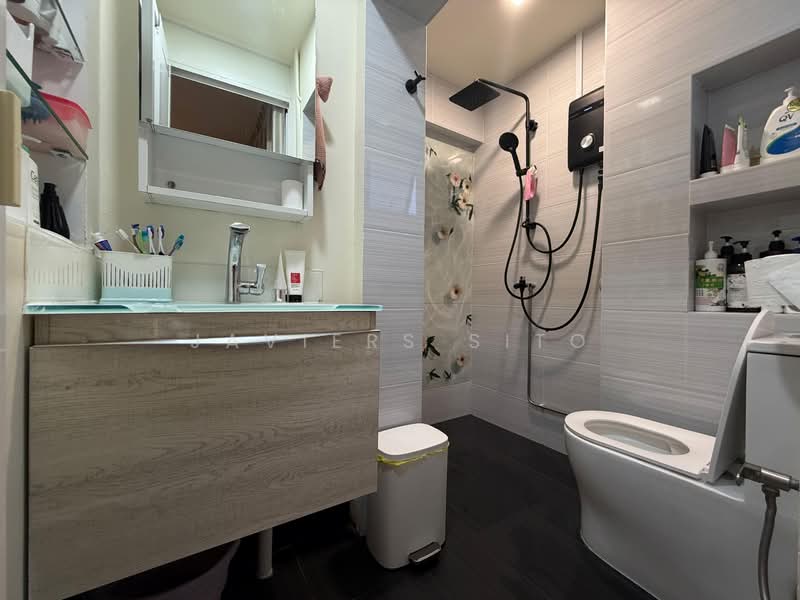 403 Pandan Gardens HDB Flat For Sale at S$ 599,999 | PropertyGuru Singapore - Bathroom