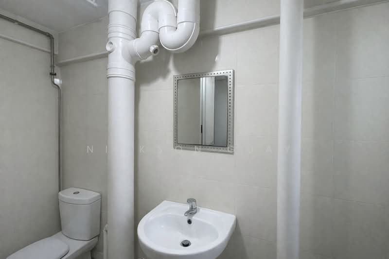 14 Kampong Arang Road HDB Flat For Sale at S$ 750,000 | PropertyGuru Singapore - Bathroom