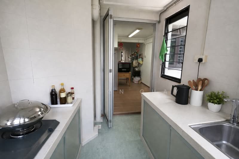 14 Kampong Arang Road HDB Flat For Sale at S$ 750,000 | PropertyGuru Singapore - Kitchen