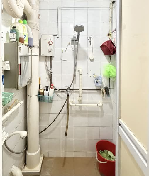 91 Lorong 3 Toa Payoh HDB Flat For Sale at S$ 370,000 | PropertyGuru Singapore - Bathroom