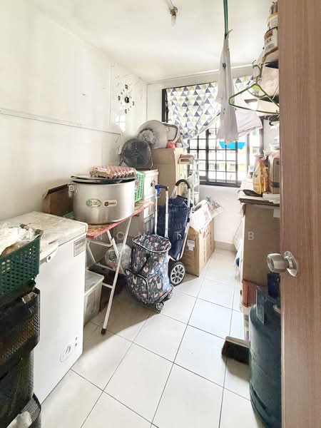 91 Lorong 3 Toa Payoh HDB Flat For Sale at S$ 370,000 | PropertyGuru Singapore - Utility room