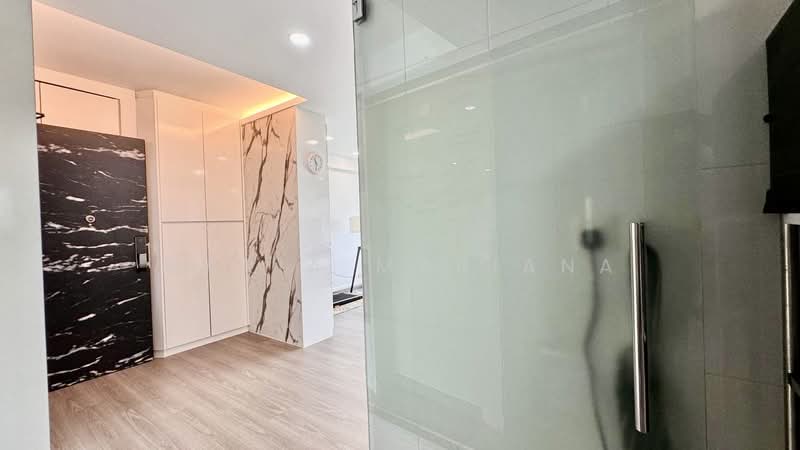 666A Punggol Drive HDB Flat For Sale at S$ 888,000 | PropertyGuru Singapore - Entrance