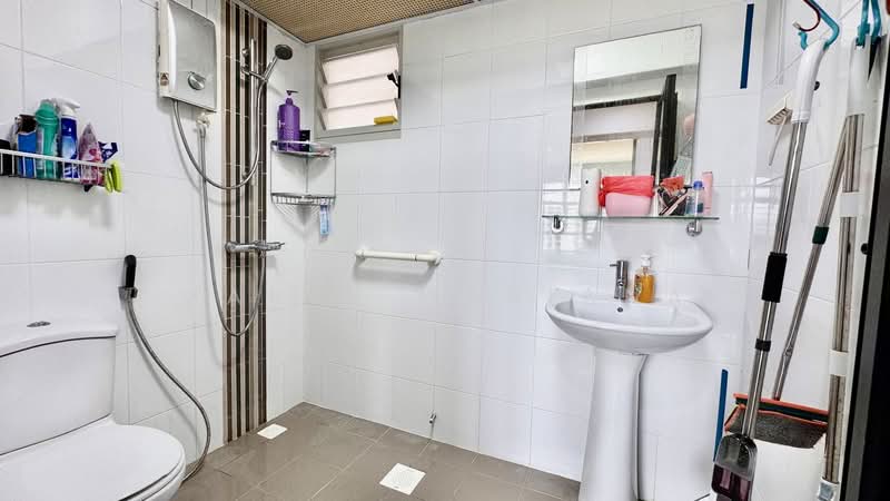 666A Punggol Drive HDB Flat For Sale at S$ 888,000 | PropertyGuru Singapore - Bathroom