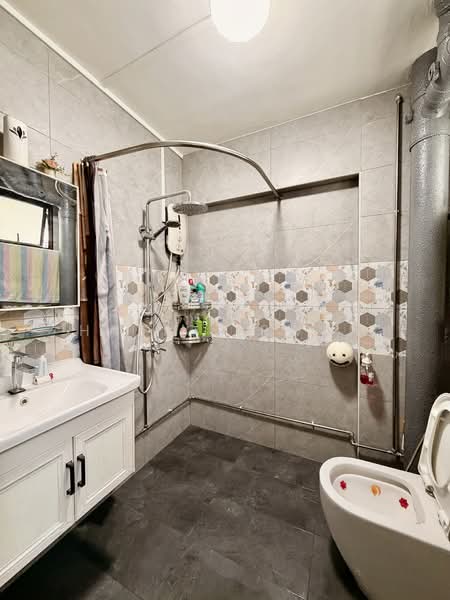 864 Tampines Street 83 HDB Flat For Sale at S$ 720,000 | PropertyGuru Singapore - Bathroom